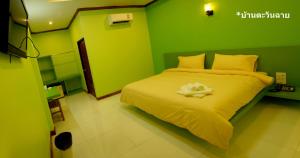 Łóżko lub łóżka w pokoju w obiekcie Baan Tawan Shine Surin
