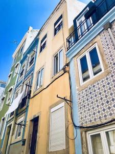 wysoki budynek z wieloma oknami na ulicy w obiekcie Lisbon City Studio Apartment w Lizbonie