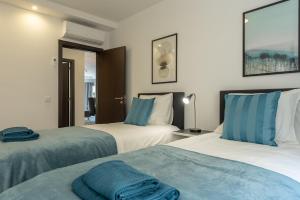 a bedroom with two beds with blue and white at VERASOL 3 in Albufeira