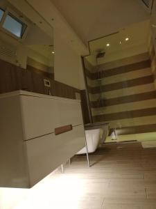 een badkamer met een bad, een wastafel en een toilet bij B&B San Vito in Gravina in Puglia