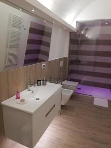 een badkamer met een wastafel, een bad en een toilet bij B&B San Vito in Gravina in Puglia