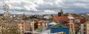uma vista para uma cidade com muitos edifícios em Hostal San Miguel em Ponferrada
