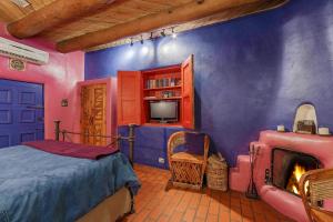 Letto o letti in una camera di Adobe and Pines Inn Bed and Breakfast