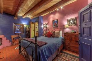 Letto o letti in una camera di Adobe and Pines Inn Bed and Breakfast