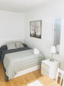 una camera bianca con letto e tavolo di Resitur Luxury Suit 2 a Siviglia