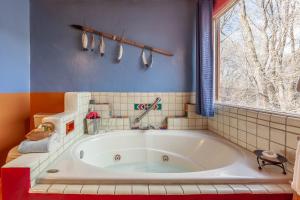 Bagno di Adobe and Pines Inn Bed and Breakfast