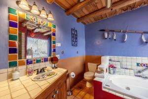 un bagno con vasca, lavandino e WC di Adobe and Pines Inn Bed and Breakfast a Taos