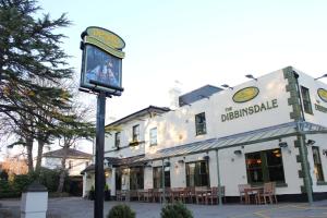 ein Gebäude mit Straßenbeleuchtung davor in der Unterkunft The Dibbinsdale Inn in Bromborough