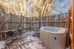 Foto dalla galleria di Adobe and Pines Inn Bed and Breakfast a Taos