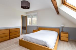 um quarto com uma cama e uma janela em 4 Bedroomed Near Disneyland Paris em Coupvray