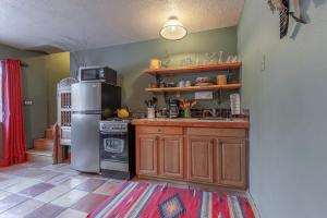 Cucina o angolo cottura di Adobe and Pines Inn Bed and Breakfast
