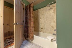 Bagno di Adobe and Pines Inn Bed and Breakfast
