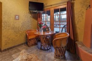 TV o dispositivi per l'intrattenimento presso Adobe and Pines Inn Bed and Breakfast