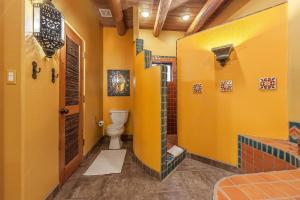 Bagno di Adobe and Pines Inn Bed and Breakfast