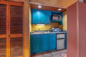 Cucina o angolo cottura di Adobe and Pines Inn Bed and Breakfast