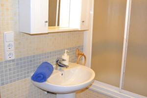 W łazience znajduje się umywalka z niebieskim ręcznikiem. w obiekcie Loft con WiFi y Parking en el corazón de Sierranevada w mieście Sierra Nevada +30 zdjęć