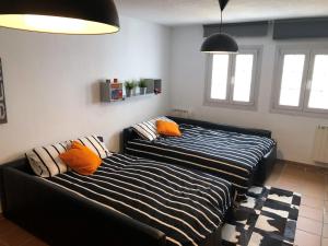 dwa łóżka w salonie z kanapą w obiekcie Loft con WiFi y Parking en el corazón de Sierranevada w mieście Sierra Nevada