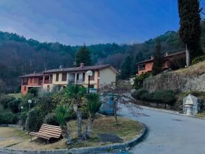 Afbeelding uit fotogalerij van Appartamento vista lago Le Terrazze piscina-tennis-parking in Menaggio