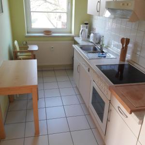 A kitchen or kitchenette at FeWo Windsbraut im Landhaus Immenbarg