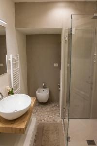 bagno con lavandino, doccia e servizi igienici di Lella's Home a Como