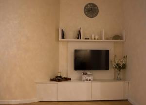 un soggiorno con TV a schermo piatto a parete di Lella's Home a Como
