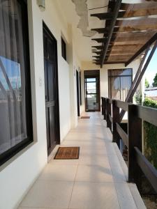 a corridor of a house with a hallway at Cabinas Gosen in Puntarenas