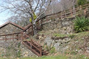 una escalera de madera en una colina con una valla en As Casas das Minas, en Zobra