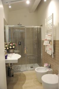 A bathroom at Il Granaio di Rossetti Elisabetta
