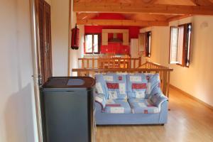 sala de estar con sofá y cubo de basura en As Casas das Minas, en Zobra