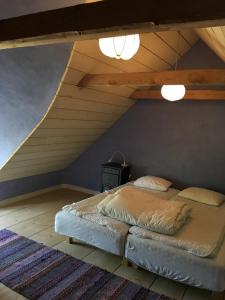 Säng eller sängar i ett rum på Ga Prästgården i Rörum