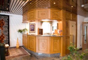 eine Küche mit einer großen Holzinsel in einem Zimmer in der Unterkunft Central Inn Hotel garni in Eppelborn