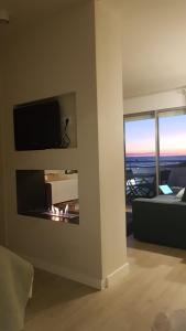 Televízia a/alebo spoločenská miestnosť v ubytovaní Gava Ocean View