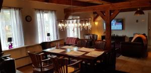 - une salle à manger avec une table et des chaises en bois dans l'établissement Wipperaublick in der Oldenstädter Wassermühle, à Uelzen
