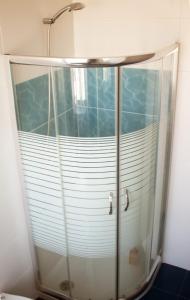 una ducha con mampara de cristal en un baño en Friendly Peniche Apartment, en Peniche