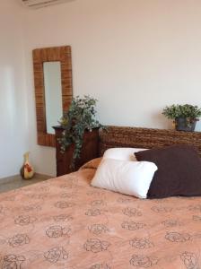 sypialnia z dużym łóżkiem i lustrem w obiekcie Bacio di Sole w Puli