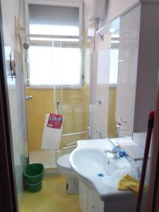 baño con lavabo y aseo y ventana en Montesanto 116 en Cosenza