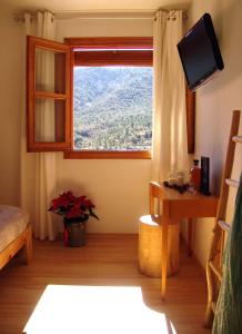 um quarto com uma janela com vista para uma montanha em Hotel La Tinensa em Puebla de Benifasar