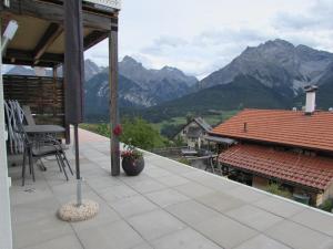 einen Balkon eines Hauses mit Bergblick in der Unterkunft Ferienwohnung Vonlanthen in Ftan