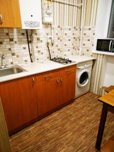 Shostka的住宿－центр вулиця Миру，厨房配有水槽和洗衣机