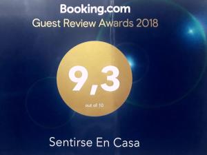 プエルトイグアスにあるSentirse en casaの客評賞を読む看板
