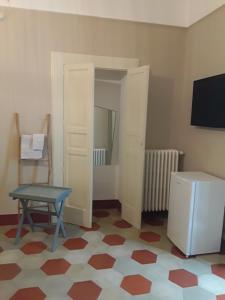 um quarto com uma mesa, uma cadeira e um espelho em Dimora Don Francesco em Alberobello