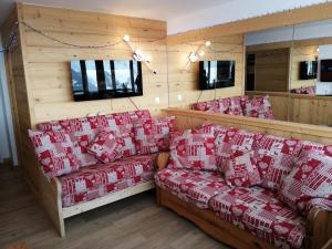 エム・ラ・プラーニュにあるPlagne AIME 2000 Ski Apartmentsのソファが備わる客室です。