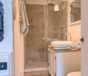 a bathroom with a shower and a sink at ECO Aparthotel The Dreamers's Club in Lumbarda
