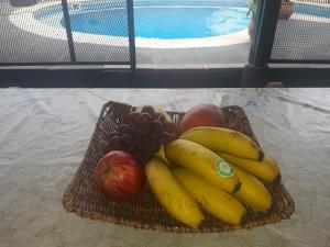 una cesta de fruta sentada en una mesa en Sentirse en casa, en Puerto Iguazú
