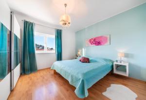 ein Schlafzimmer mit einem Bett und einem Fenster in der Unterkunft Perla Alba Apartments in Tribunj
