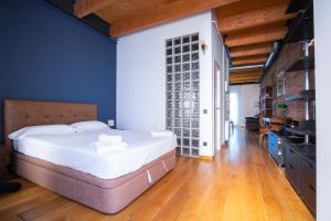 バルセロナにあるLoft Paseo de Graciaの青い壁のベッドルーム1室(大型ベッド1台付)