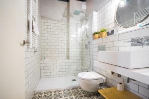 バルセロナにあるLoft Paseo de Graciaの白いバスルーム(トイレ、シンク付)