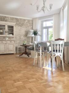 a dining room with a table and chairs at Appartment Chupferschmied - Wohlfühlen im Altstadtambiente in Schopfheim