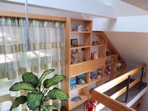 een kamer met een boekenplank en een plant bij Vila Bbq in Ljubljana
