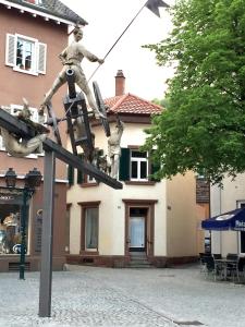 Eine Statue eines Mannes auf einer Stange vor einem Gebäude. in der Unterkunft Appartment Chupferschmied - Wohlfühlen im Altstadtambiente in Schopfheim